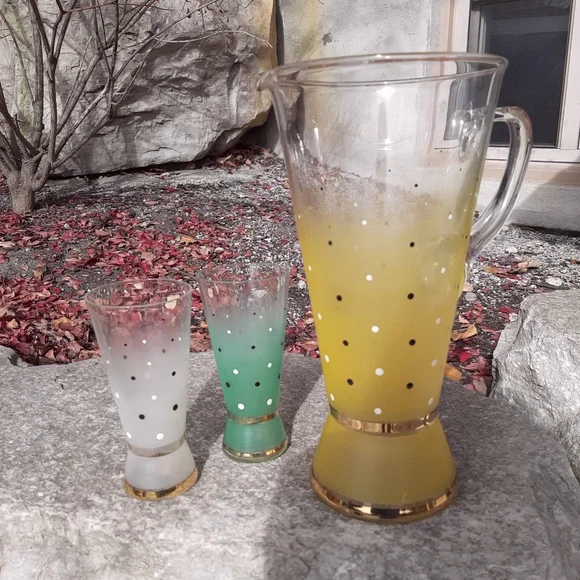 Beautiful Vintage pitcher/ glasses - Picture 2 of 2